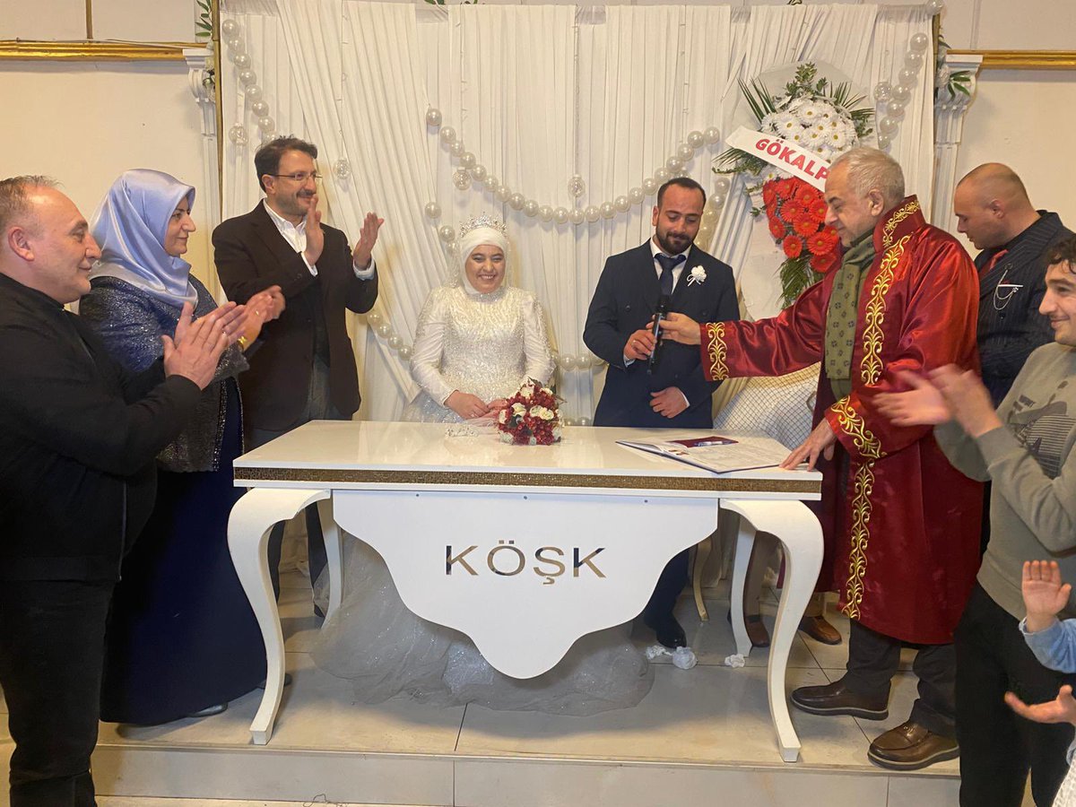 Mustafa ve Buse, davamızın bize emanet ettiği iki kıymetli kardeşimiz…
Yıllardır aynı yolu yürüdük, aynı sofrayı paylaştık, aynı dualara “âmin” dedik.

Bu akşam ise Mustafa ile Meliha’nın hayatlarını birleştirdikleri o güzel ana şahitlik ettik.
Birlikte sevindik, birlikte dua