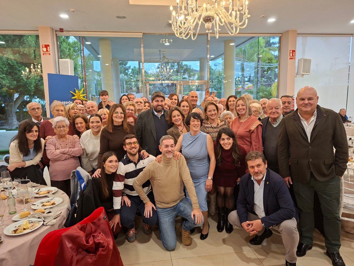 LopezMirasF's tweet photo. La fuerza del Partido Popular está en la unión de todos los que conforman esta gran familia.

💙 Hoy, con @Ballesta_Murcia y casi 600 afiliados del @PopularesMurcia en su comida de Navidad.

Son momentos para compartir y celebrar juntos. https://t.co/9OZWBSjFlT