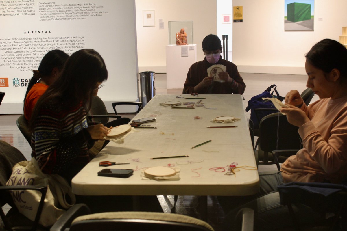 ¡Hilos que cuentan historias! 🧵📸 Revive nuestro taller pasado "El eterno bordado". Inspirados en la obra de Fernanda Suárez, exploramos el textil como memoria. ¡Mira los resultados!
