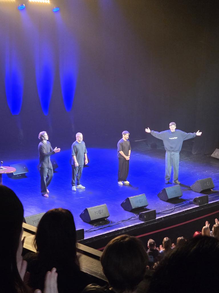 всё-таки лучшее, что четвёрка может делать на концертах - это удивлять друг друга. когда они искренне смеются, бесятся, недоумевают и радуются, весь зал зажигается от них.

последний концерт года - лучший, они - лучшие. люблю ❤️‍🩹