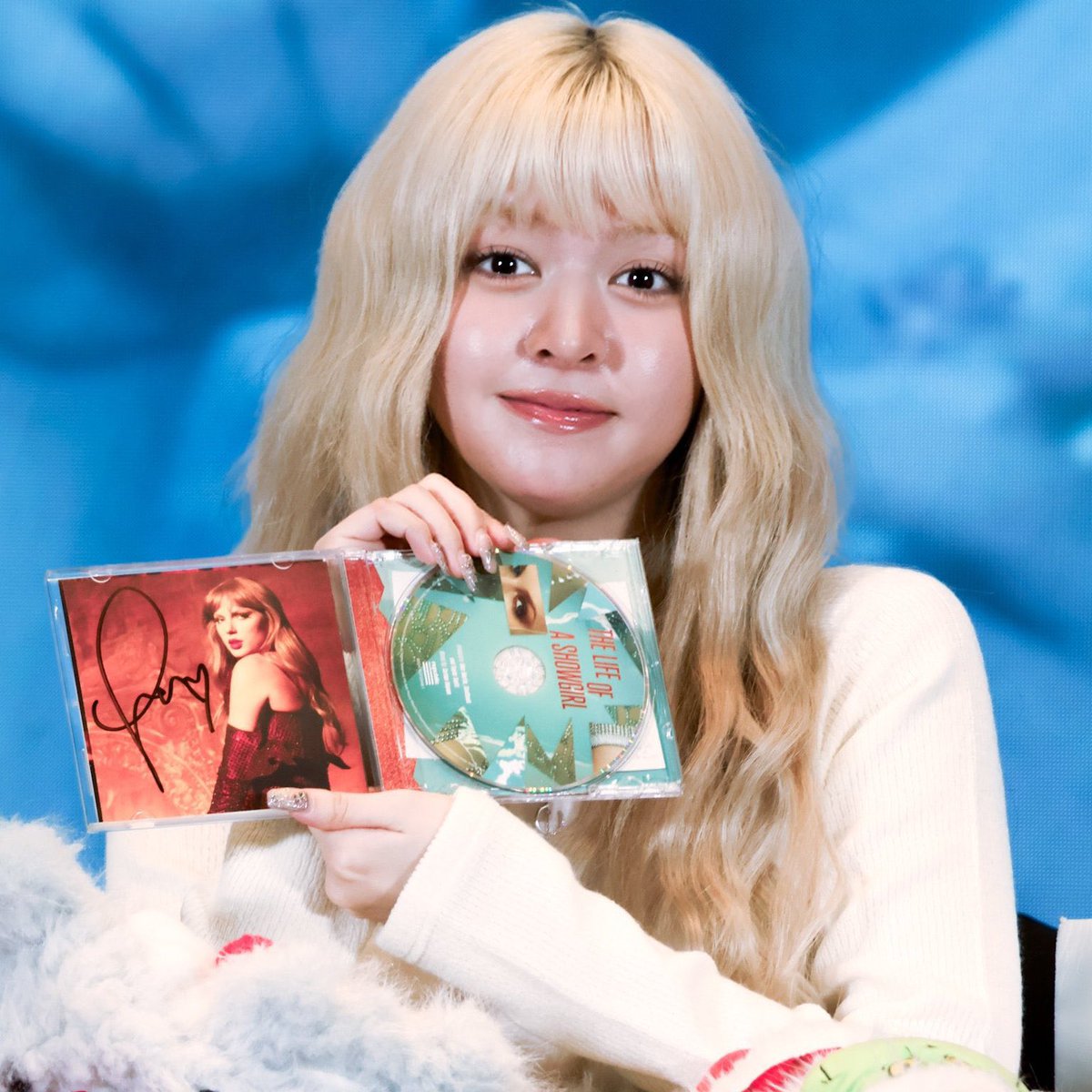 📸| Lily from <a href="/NMIXX_official/">NMIXX</a> was gifted a Taylor Swift “The Life of a Showgirl” signed CD at a recent fan meeting.