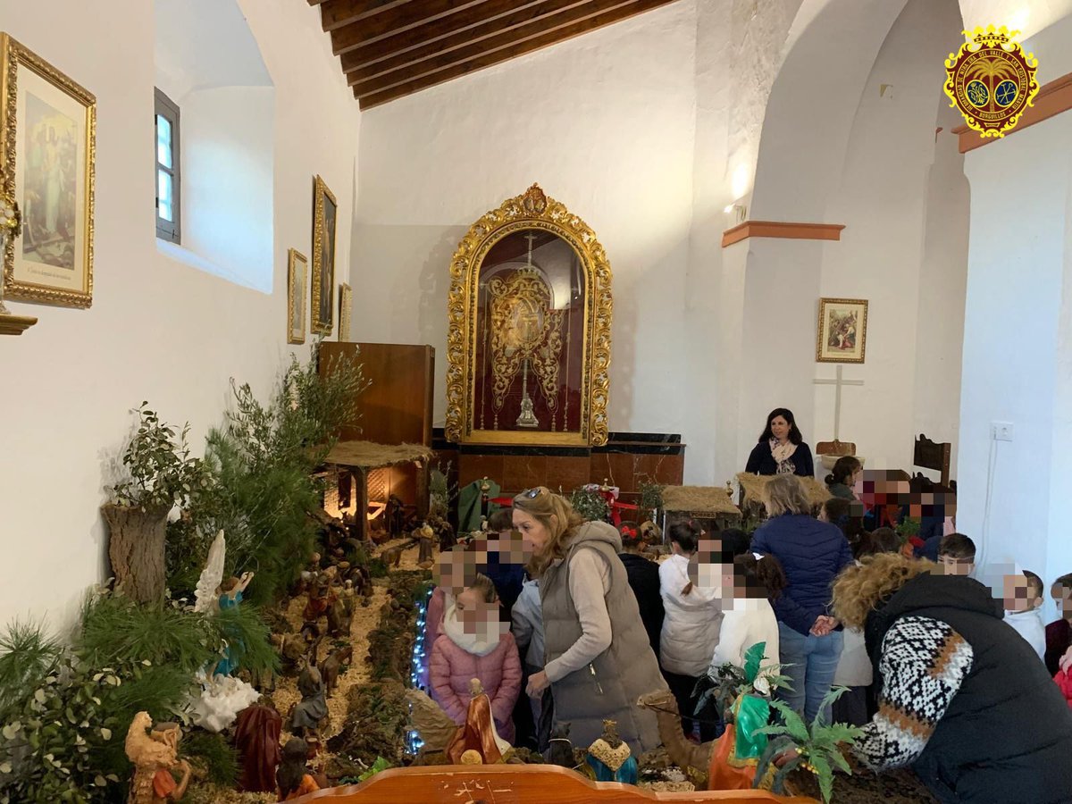 HdadSCristobal's tweet photo. VISITA BELÉN HERMANDAD 
La Hermandad de San Cristóbal, mantienen viva una de nuestras tradiciones más queridas con el montaje del Belén en la iglesia. Un año más, la Hermana Mayor y su Junta de Gobierno agradecemos sinceramente la visita y participación de los centros escolares https://t.co/xrpjb9O87e