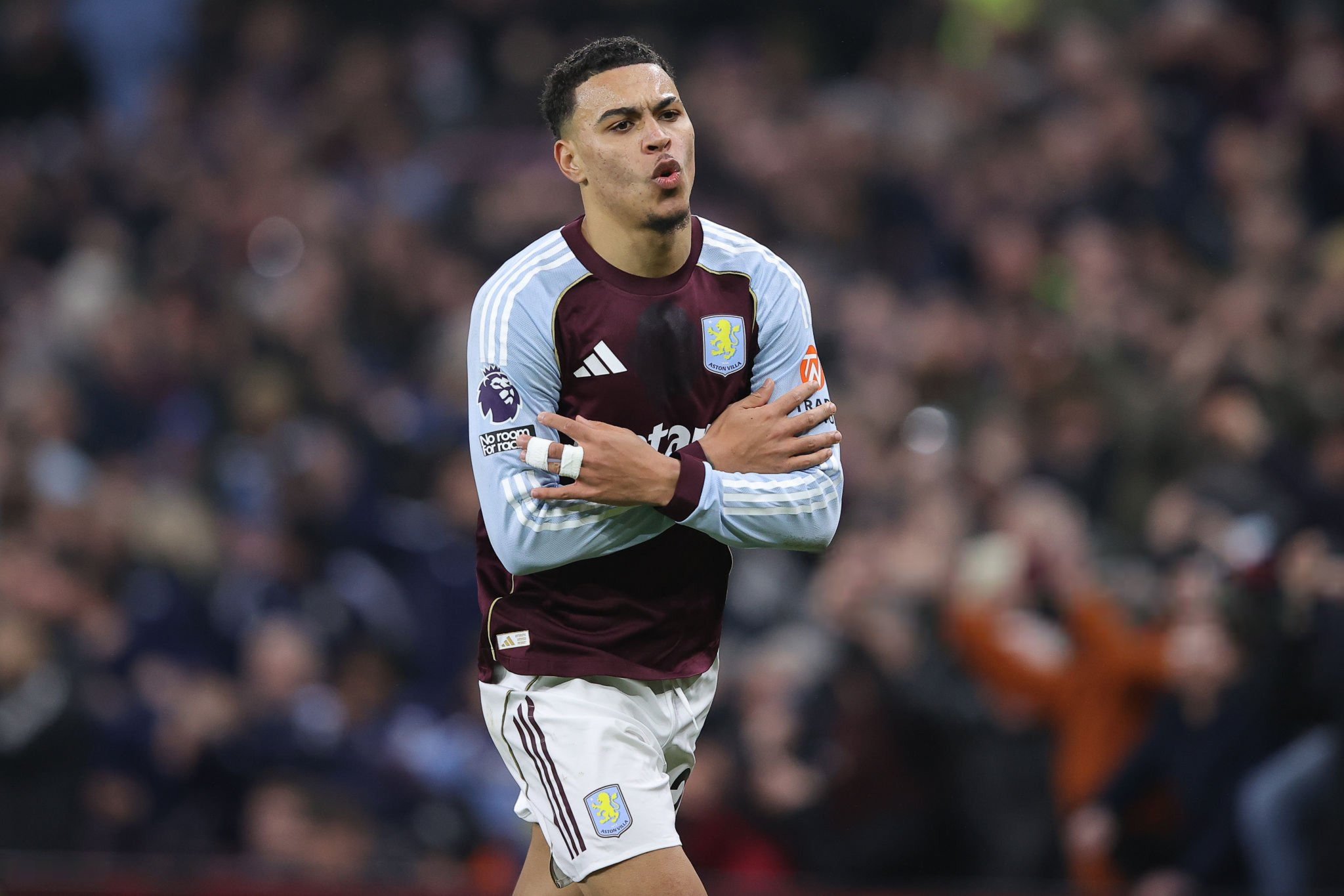 أستون فيلا ينتصر على مانشستر يونايتد 2-1 ويصعد للمركز الثالث في الدوري الإنجليزي الممتاز.. اليونايتد يخسر للمرة الخامسة في الدوري ويتجمد رصيده عند 26 نقطة في المركز السابع 