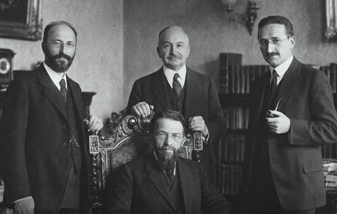 They predicted the Great Depression. Then the 2008 crash. Then 2020's inflation surge.

A group of economists spent 150 years warning about the same pattern.

Nobody in power listened.

And every time, they were proven right.

This is the story of the Austrian School. 🧵