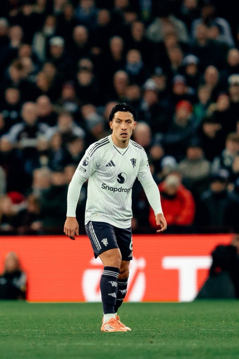 Lisandro Martinez in central midfield (45 minutes):

100% aerial duels won
38 total touches 
32 passes attempted 
29 passes completed 
5 passes into the final third 
3 ball recoveries 
1 shot 

An option moving forward? 🤔