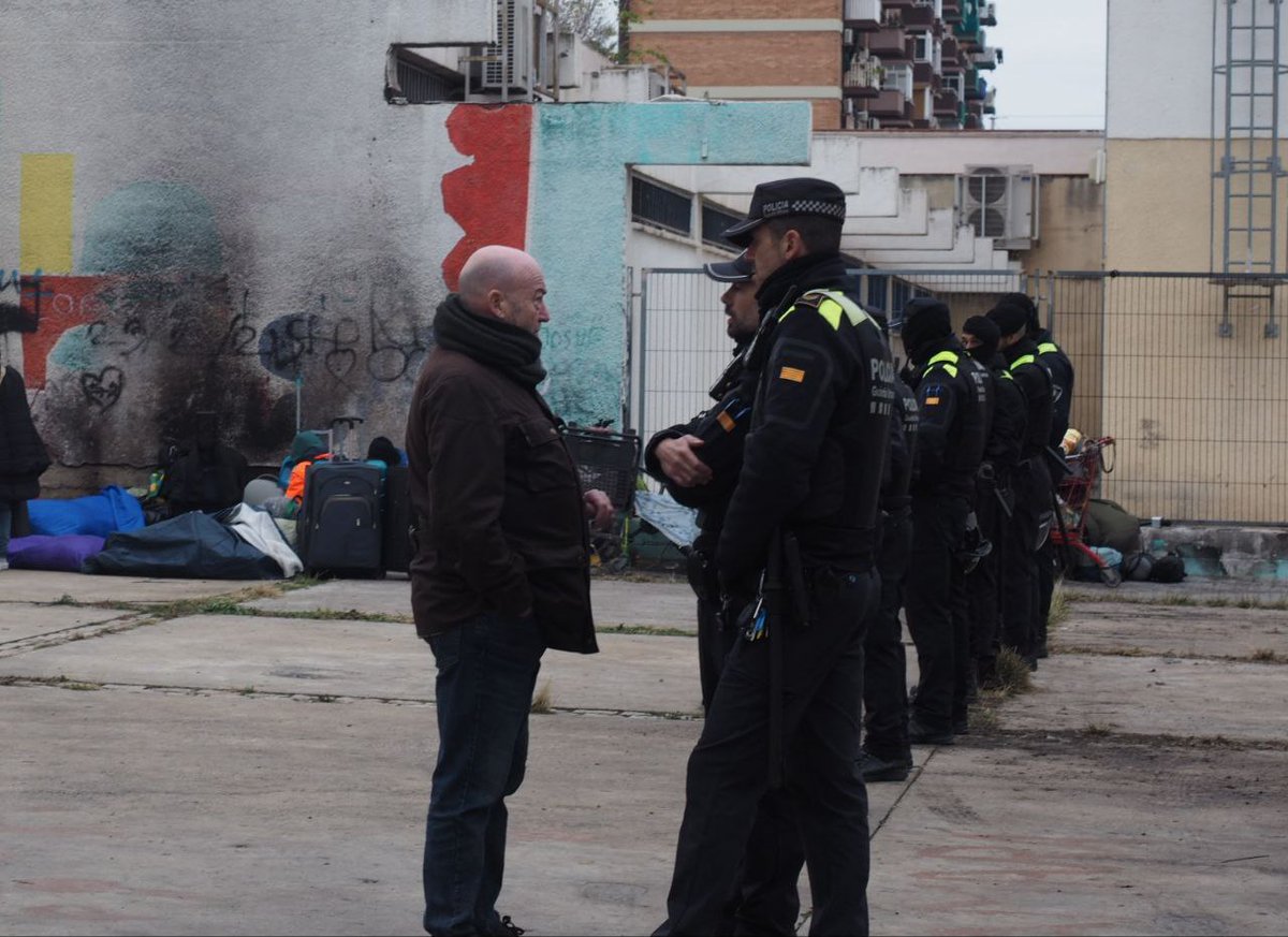 “Podem seguir aquí discutint tot el dia i tota la tarda, però no cuinareu, no cuinareu, perquè ho dic jo”, li engegava el caporal 1455 a Younnouss Dramé, un dels portaveus dels desallotjats originaris d’Àfrica directa.cat/la-guerra-dalb… Per <a href="/albertmartnez/">Jesús Rodríguez</a> i Pedro Mata