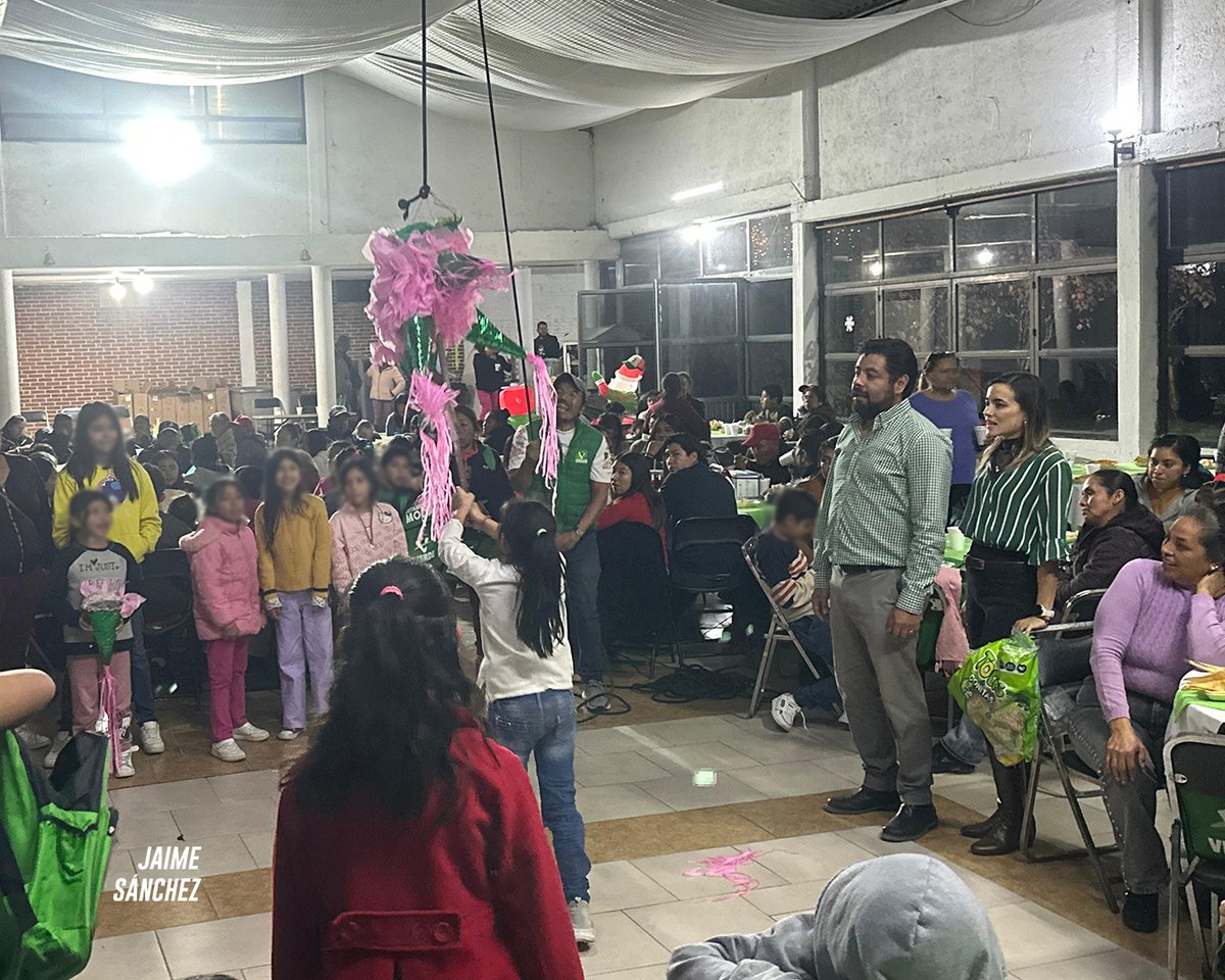 Una tarde para convivir, reír y celebrar en familia. Junto a <a href="/carokaroline/">Caro Fernández Fabre</a> compartimos una posada con las vecinas y vecinos de Momoxpan, en San Pedro Cholula, donde las piñatas, los aguinaldos y la alegría de las familias llenaron cada rincón.💚#TradicionesQueUnen #FamiliaVerde