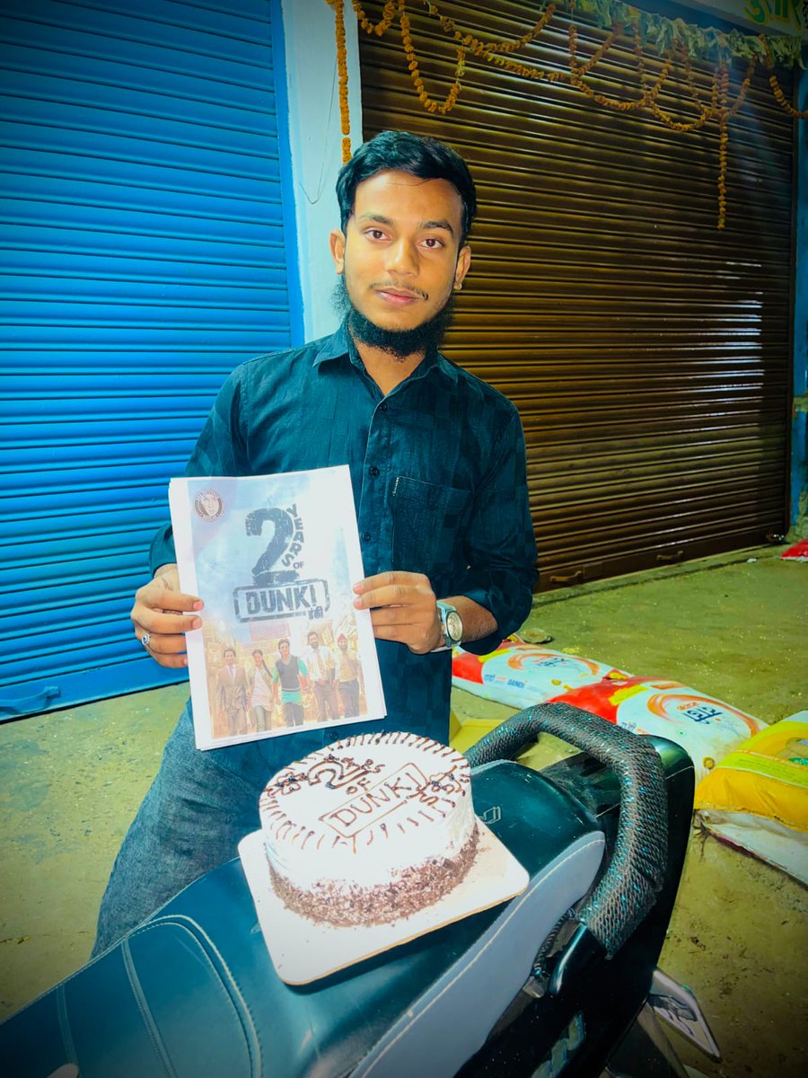 SRKUniverse's tweet photo. SRK fans from #Bhokar celebrated 2 years of Dunki with cake cutting. Simple moments, true fandom, and endless love for King Khan.❤️
@iamsrk @taapsee @RajkumarHirani @RedChilliesEnt @vickykaushal09 @aveskhan143
#ShahRukhKhan #2YearsofDunki #SRK #Taapsee #RajkumarHirani #GlobalSuperstar #Dunki #KingKhan