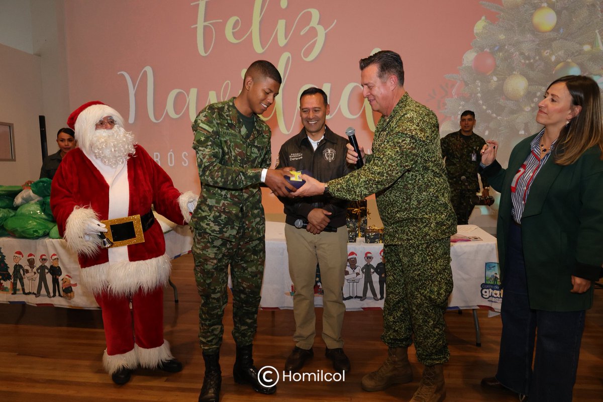 #AgendaHOMIL 🫡 💌 En el Hospital Militar Central vivimos el “Correo de la Gratitud” liderado por el Ministro de Defensa, el señor Pedro Sánchez Suárez, y el Señor Almirante Francisco Hernando Cubides Granados, comandante de las @fuerzasmilcol