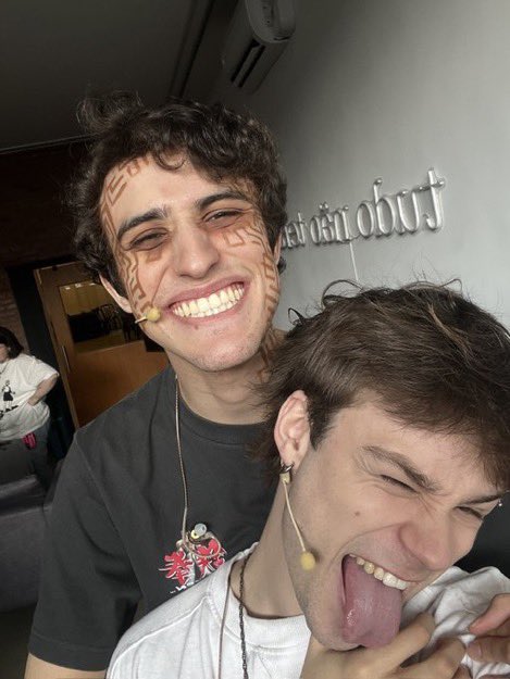 AcervoCaligrafo's tweet image. caligrafo em nova foto via instagram @/cereaww! 🫶🏻