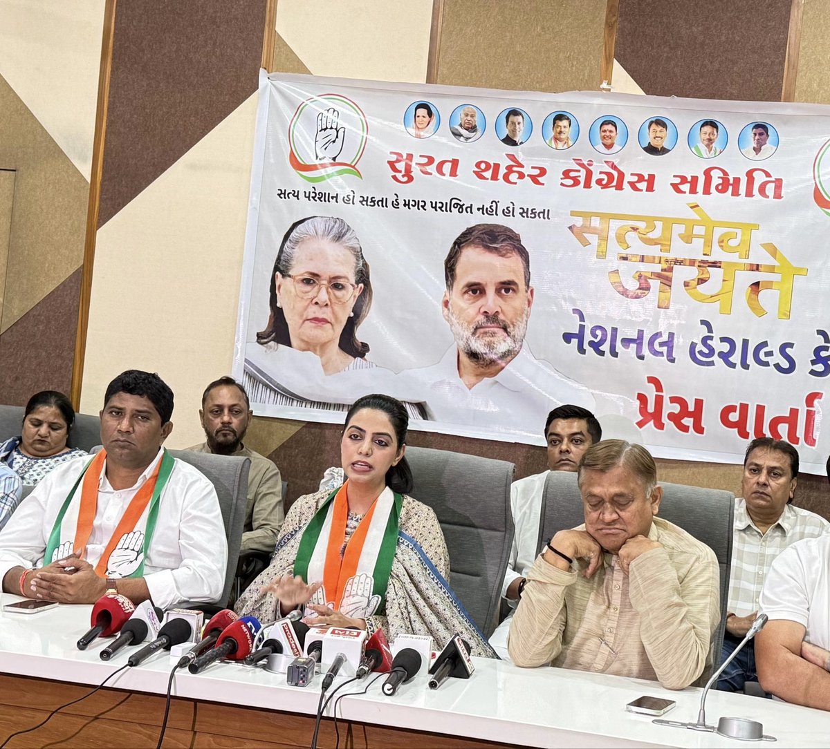 DivyaMaderna's tweet image. गुजरात के सूरत जिले स्थित सर्किट हाउस में मनरेगा और नेशनल हेराल्ड के मुद्दों पर आयोजित प्रेस कॉन्फ्रेंस को संबोधित किया।

@kharge
@RahulGandhi
@priyankagandhi
@kcvenugopalmp
@INCIndia @Jairam_Ramesh @Pawankhera