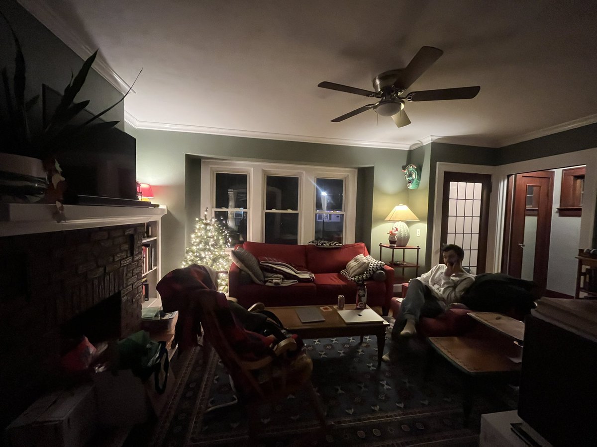 An🕳na tweet media