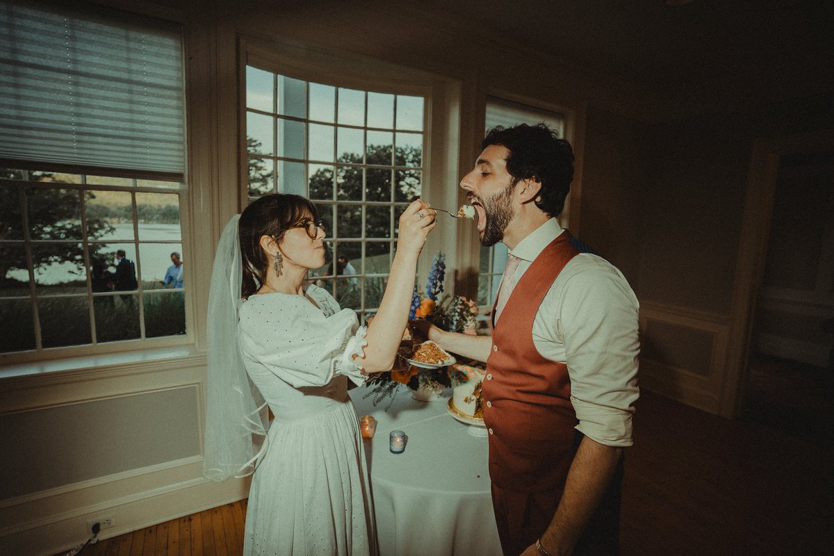 An🕳na tweet media