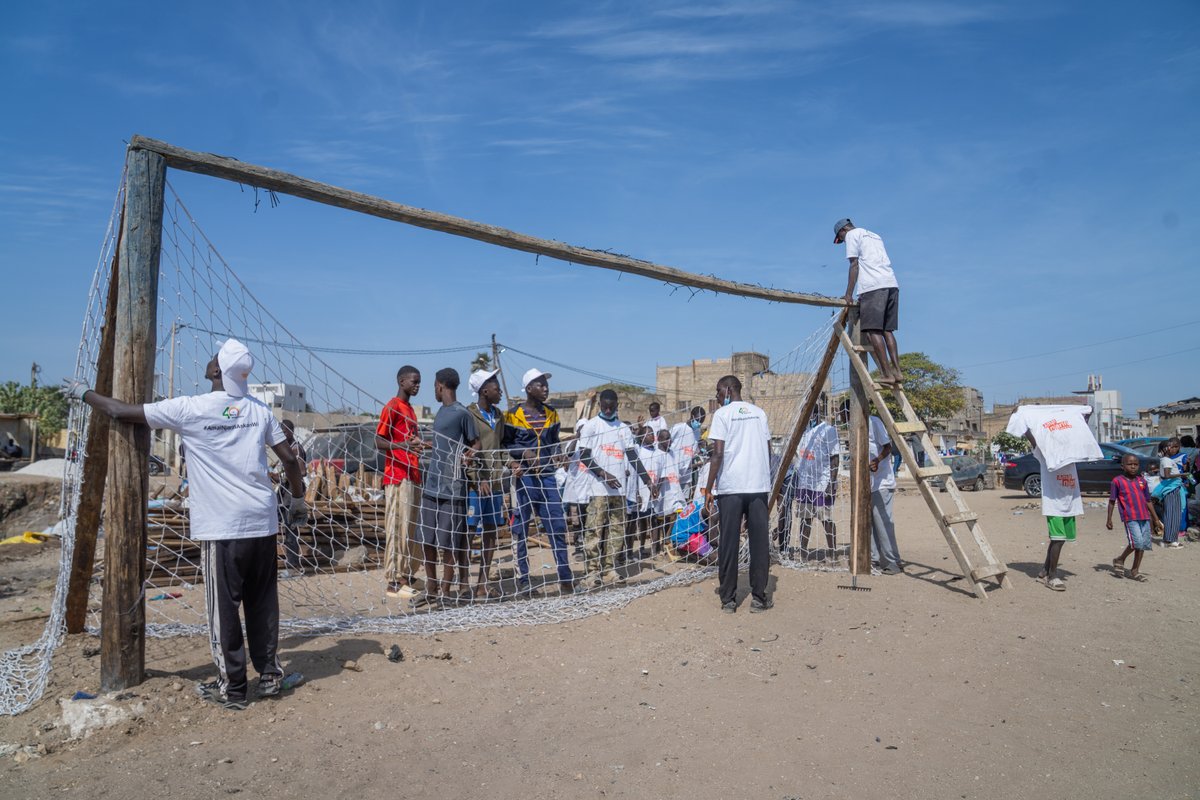 GroupeSonatel's tweet photo. Aujourd'hui, on a tout donné à côtés des habitants de Diokoul. 
Amal Njariñ Sama Koñ, c’était bien plus qu’un événement, c’était une véritable transformation collective. Des actions visibles, des sourires partagés, et un impact qui perdure. 
Un immense merci à @sirmbengue et à la population de Diokoul pour leur engagement. 
Merci également aux « boudiouman » de #QuartierVertChallenge et à tous ceux qui ont rejoint cette belle aventure et ont contribué à cet évènement.

Rendez-vous très bientôt pour la 6eme édition !

#AmalNjariñSamaKoñ
#Sonatel40ans
