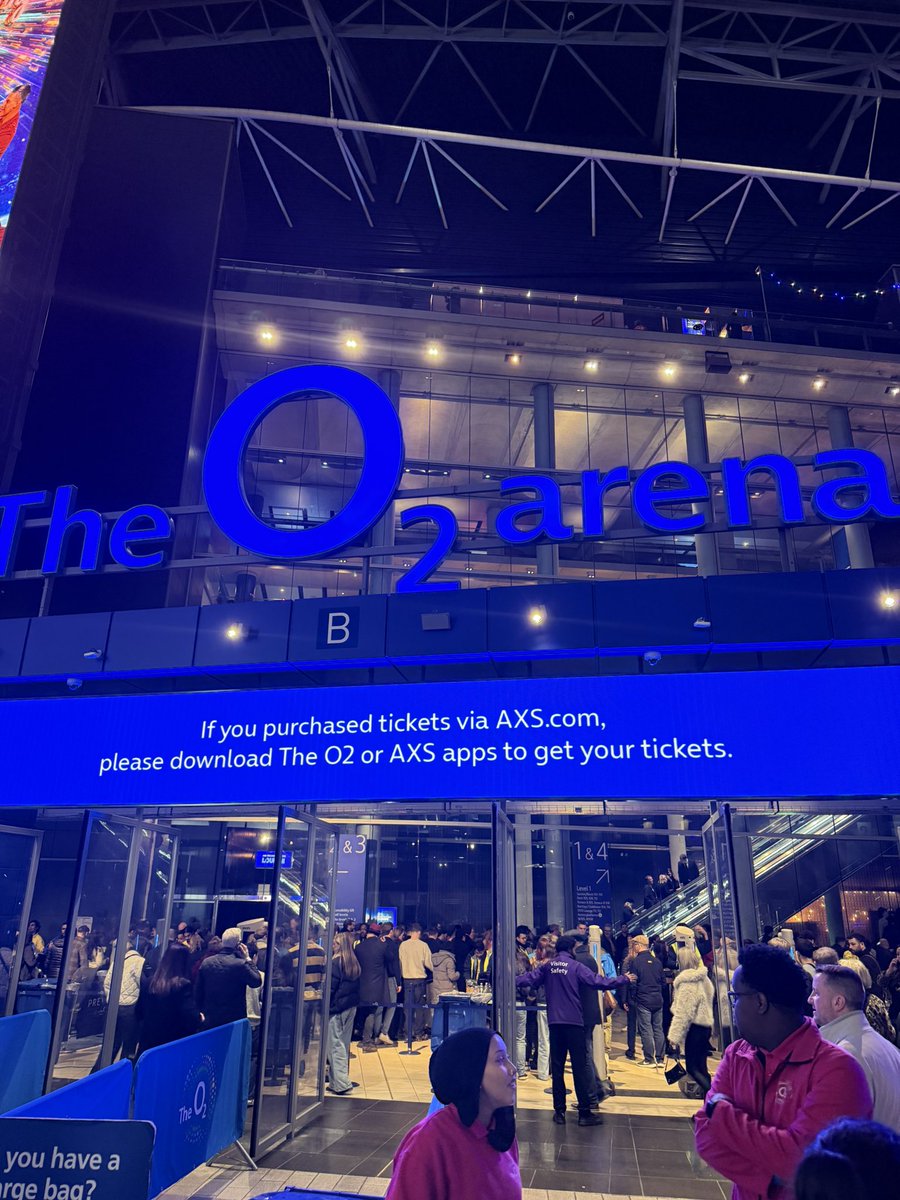 TheMarkPhillips's tweet image. From young I loved the unique blend of music styles that Jamiroquai brought together 

To watch him and his unreal band and singers perform their hits one after the other was amazing

@JamiroquaiHQ 

#jamiroquai #london #o2arena #o2arenalondon #funk #soul #jazz