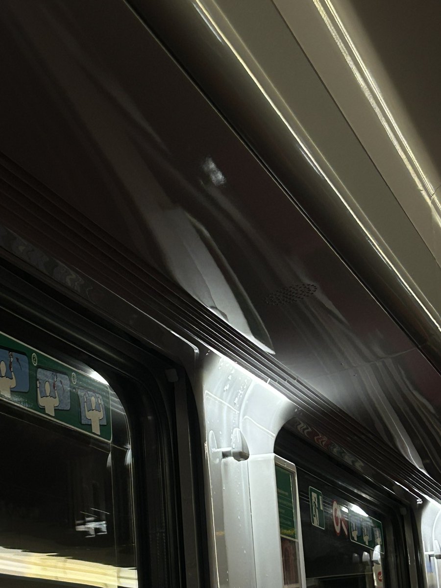 bonsoir <a href="/LIGNER_SNCF/">Ligne R</a> il y a des fuites à bord du train parti de Melun à 19h16 en salle basse dans le wagon de tête (je dirais deux voitures avant la cabine)