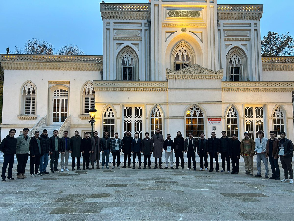 Ytu_ulkuculeri's tweet photo. Yıldız Ülkücüleri olarak, üniversitemizin ilk ülkücü şehidi Levent Baykay ağabeyimiz ve tüm ülkücü şehitlerimiz adına düzenlediğimiz Mevlid-i Şerif ve ikram programında, teşkilatımızın geçmişi ve bugünü aynı sofrada buluştu.
Şehitlerimizi rahmet ve dualarla andık. https://t.co/iwxK52O7bP
