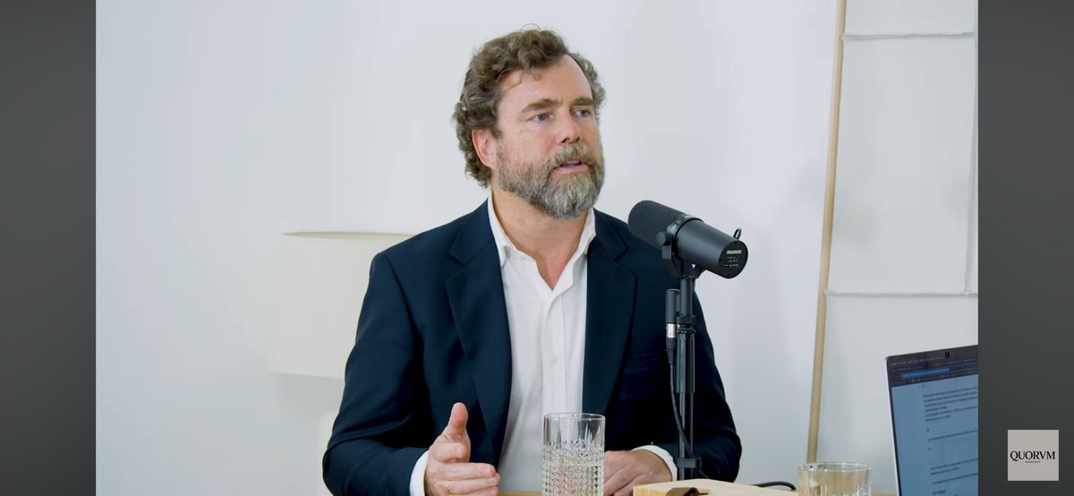 BuyAndHold2015's tweet photo. 🎙️ Iván Espinosa de los Monteros en Quórum dice en voz alta lo que en España se prefiere no escuchar:

🇪🇸 España es un gran país para vivir, pero hoy no lo es para trabajar, emprender o invertir. En 50 años hemos pasado de una clase media fuerte a un modelo basado en la dependencia del Estado.

🏛️ Nos gobierna una organización criminal con numerosos casos de corrupción y una clara degradación institucional. No es casualidad: el poder refleja a una parte de la sociedad que se conforma con el “sí, pero la derecha es peor”.

💸 En España ya hay más adultos que viven del Estado que adultos que lo sostienen. Muchos políticos llevan desde los 18 años en política sin haber creado valor en el sector privado, por lo que no quieren dejarlo.

👥 Opina que la inmigración no salvará el sistema de pensiones. En términos netos, consume más recursos de los que aporta. Venderla como solución es un engaño económico. La única salida real es un sistema de capitalización basado en el interés compuesto 📈.

🧠 El PSOE busca perpetuarse en el poder creando ciudadanos dependientes del Estado. Apoya inmigración desordenada y subsidios masivos justo cuando la IA hará el trabajo cada vez menos necesario 🤖.

Sobre Zapatero comenta:
“Espero que Zapatero acabe pagando, aunque sea una fracción, de todo el daño que ha hecho a España”.

Aquí el enlace de la entrevista:

https://t.co/U6TD9nuCFe