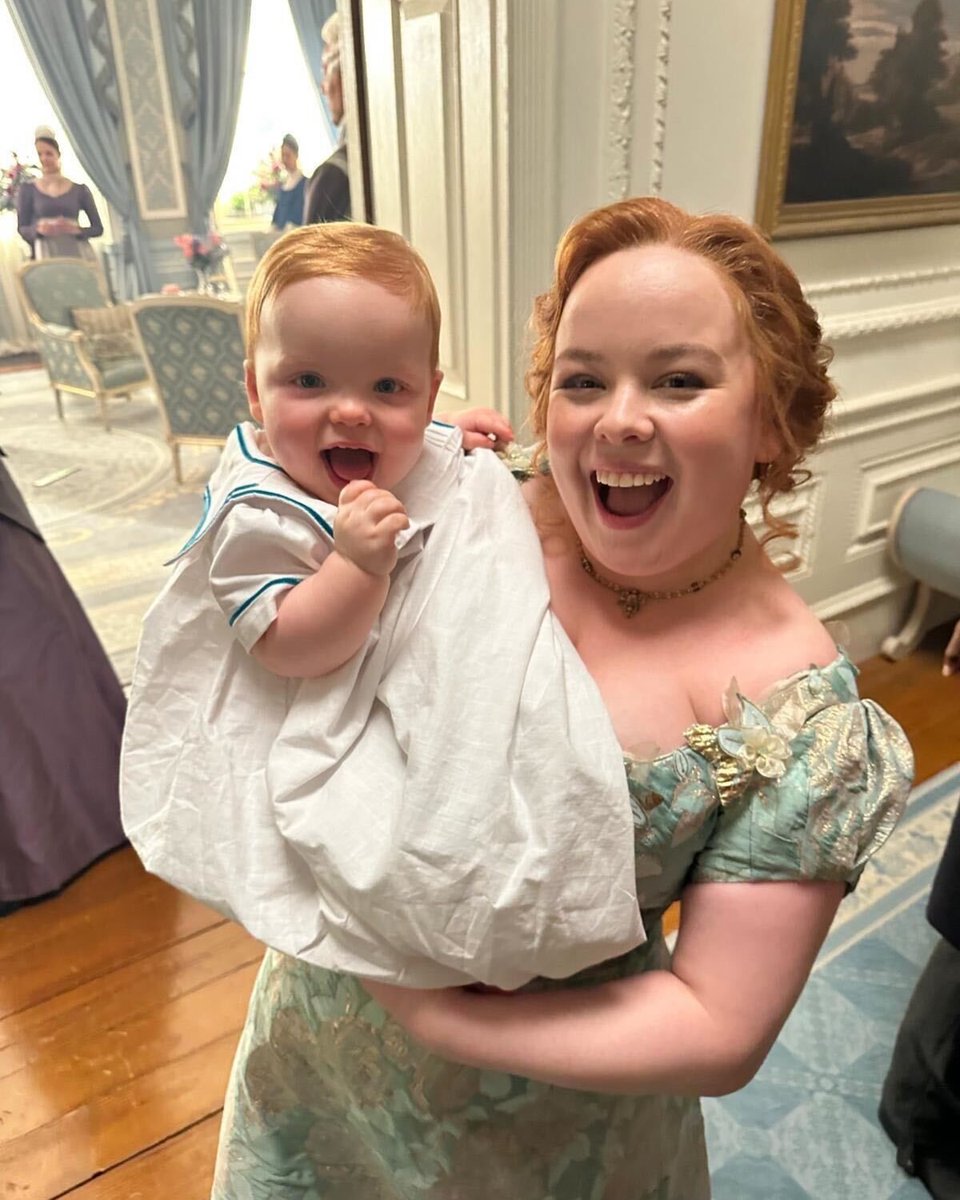 HugoGloss's tweet image. A família aumentou! Elliot Featherington, filho de Penelope e Colin, é confirmado na 4ª temporada de #Bridgerton e aparece em 1ª foto com Nicola Coughlan.

📸: @netflix
