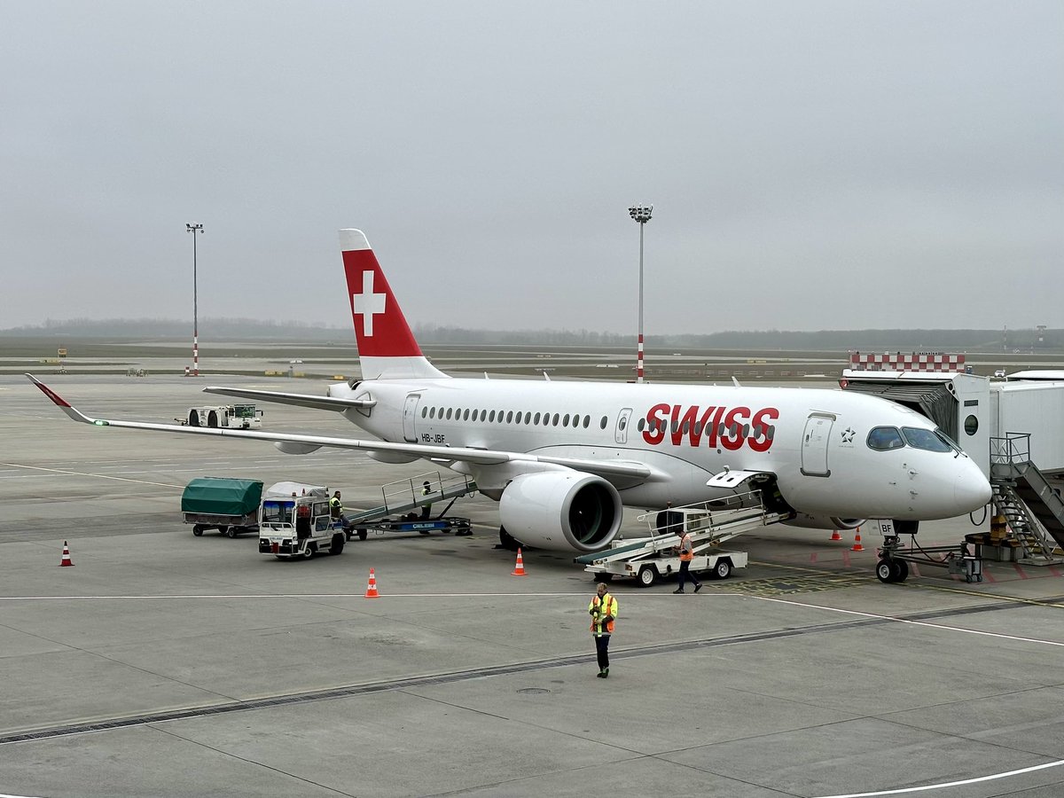 TodaysFlight's tweet photo. Built as a Bombardier C Series CS100, HB-JBF is now one of the few shorter Airbus A220-100 in Swiss’ fleet.
‘Viamala’ is my carriage today for #LX2251 from #BUD to #ZRH. Bye, bye, Budapest!
#avgeek #A221 #CS100 #airbus https://t.co/uND7Hm5H2s