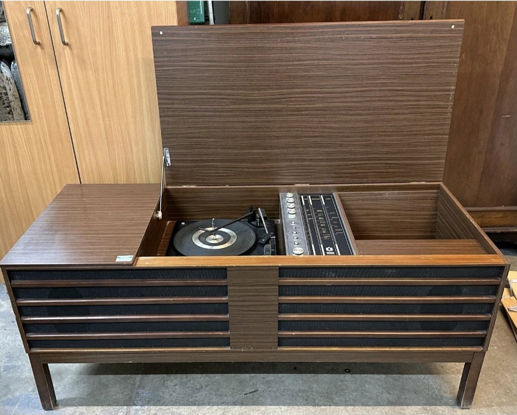 LovingitRetired's tweet photo. @Jesii_ca_M Im this old 🤣🤣🤣🤣 many a record session in my bedroom with The Clash, The Stranglers, Fleetwood Mac and Blondie https://t.co/1XBfKUHKoe