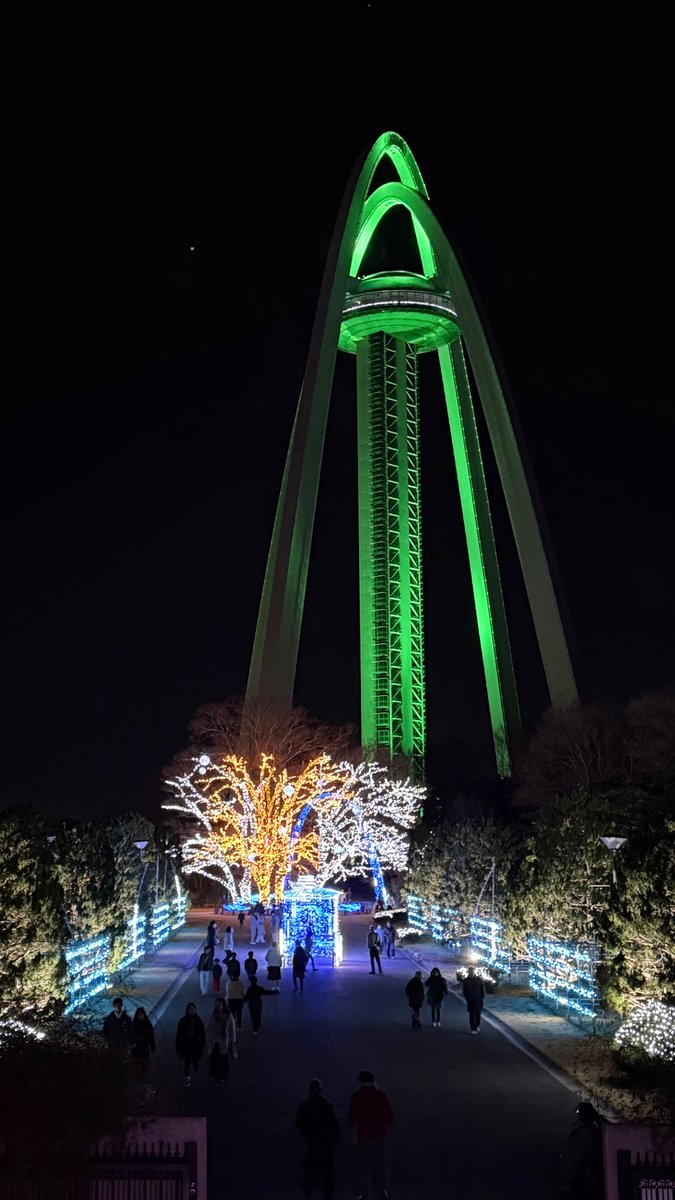 x_fcFree7F's tweet photo. 📍138タワーパーク
展望台から眺める夜景。
青い電車のイルミネーションは、中に入って座席から光の景色を楽しめるつくりです
見上げれば緑に輝くタワー、
足元に広がる光の回廊もきれいでした ✨

#138タワーパーク　#イルミネーション　#夜景　#夜のお散歩　#冬の風景 https://t.co/F7tTx97ZWR