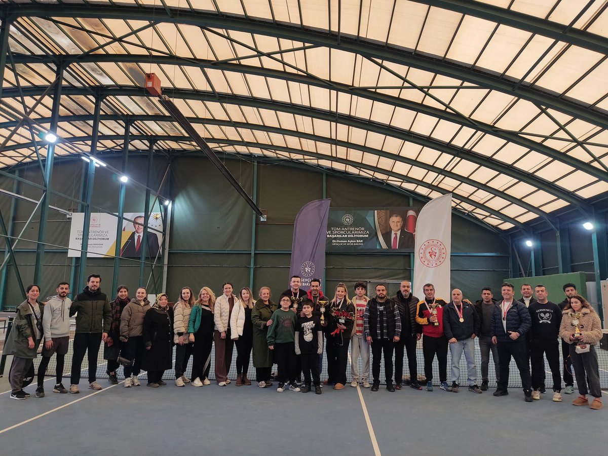 TTFK_Maras's tweet photo. Kahramanmaraş Çift Erkekler ve Mixler Tenis Turnuvası, iki kategoride 92 sporcunun katılımıyla başarıyla gerçekleştirildi.
Büyük çekişmeye sahne olan müsabakaların ardından
turnuva, düzenlenen ödül töreni ile sona erdi. https://t.co/5TfeyDtKer
