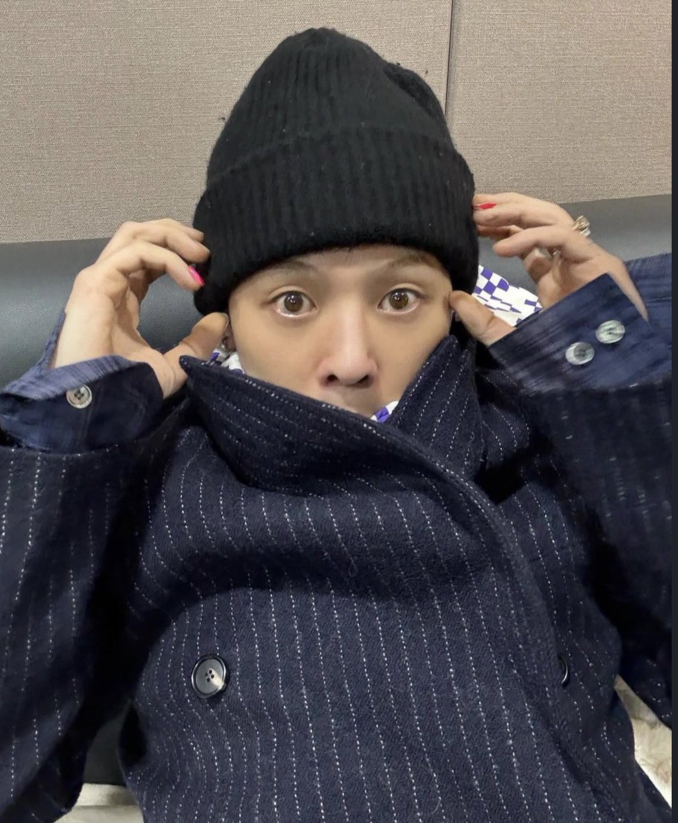 ewbigdraw's tweet photo. One thing I don‘t really get, why do so many people wear these contacts these days..
Jiyongah you don‘t need them! 
Look at these beautiful brown eyes!😍
Never get tired to see them ☺️ https://t.co/iIPE2J2rmj