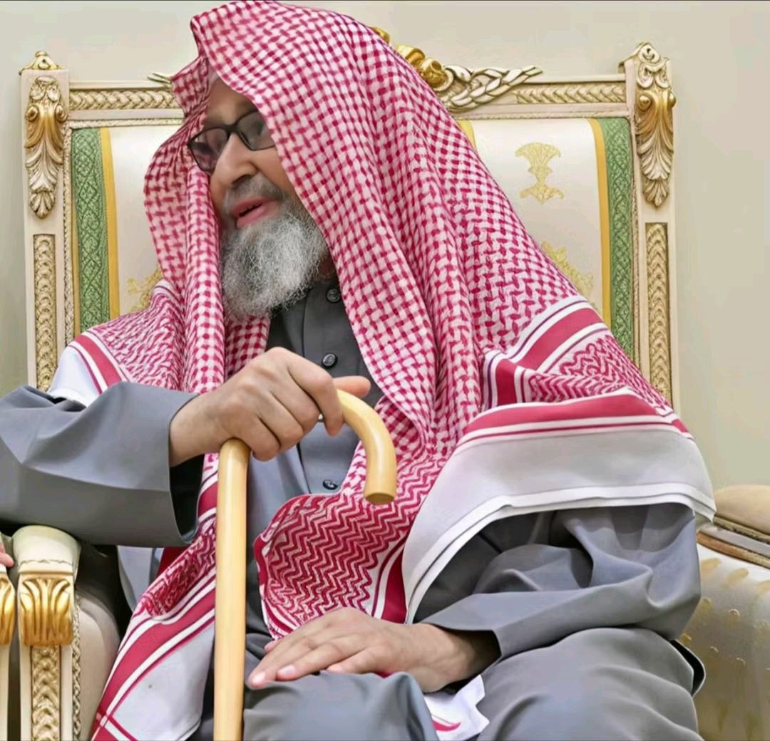 الشيخ الفوزان ليس فقط مسؤول أو شيخ سعودي ، بل هو شخصية عالميّة يحبها كل الموحّدين في العالم من العرب والعجم ، وخلفه أمّة كاملة تدافع عنه .

هذا والدنا وإمامنا أطال الله في عمره ونفعنا بعلمه .