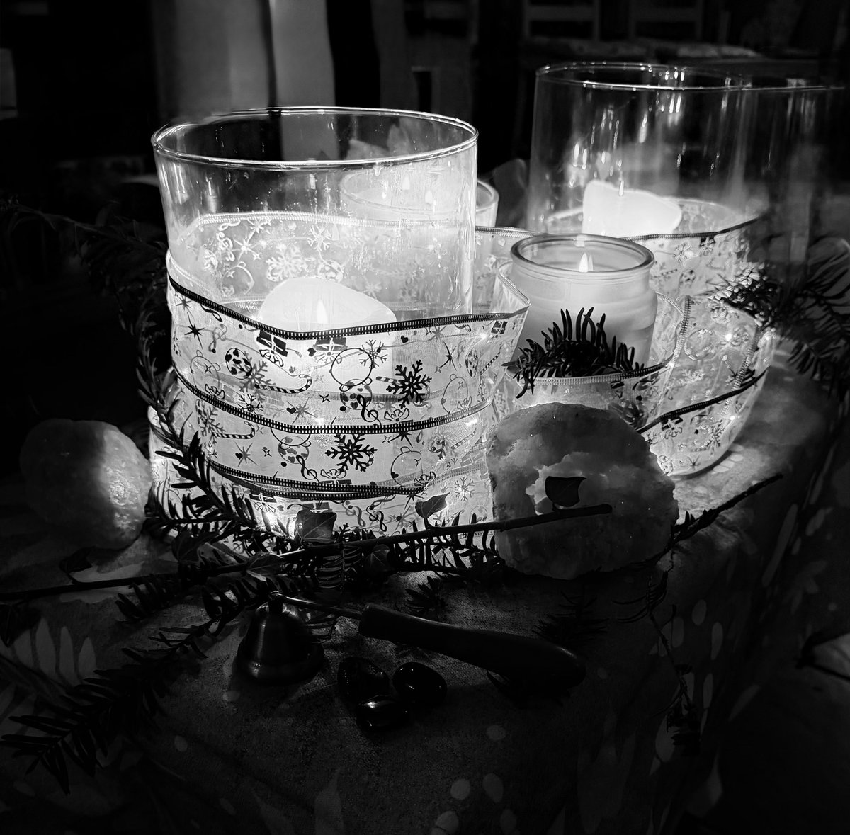 pixie_dragonfly's tweet photo. Yule and Solstice blessings to one and all
The darkness shows us the light 
It will return https://t.co/Jdi4yC43Er