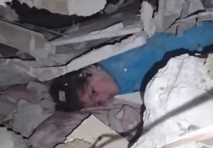 صورة صعبة لطفل عالق تحت الركام بعد سقوط المنزل عليهم بفعل المنخفض الجوي القوي

انقذوا غزة من هذه الكارثة.