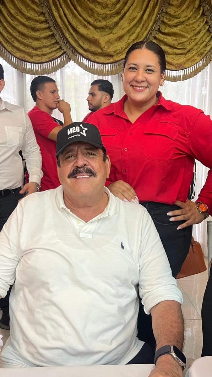 soymj17's tweet photo. Estos son los “Liberales” que están defendiendo a Salvador… 

Ella es delegada del Partido liberal en los escrutinios especiales.. 
Pero que raro que solo fotos con los Zelaya tiene la militante del M28

Lo que dicen // lo que hacen 
@RobertoContreM vuelvo y repito… y las expulsiones para cuando? O va a seguir dejando que le metan goles a lo descarado?
