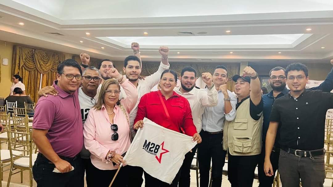 soymj17's tweet photo. Estos son los “Liberales” que están defendiendo a Salvador… 

Ella es delegada del Partido liberal en los escrutinios especiales.. 
Pero que raro que solo fotos con los Zelaya tiene la militante del M28

Lo que dicen // lo que hacen 
@RobertoContreM vuelvo y repito… y las expulsiones para cuando? O va a seguir dejando que le metan goles a lo descarado?