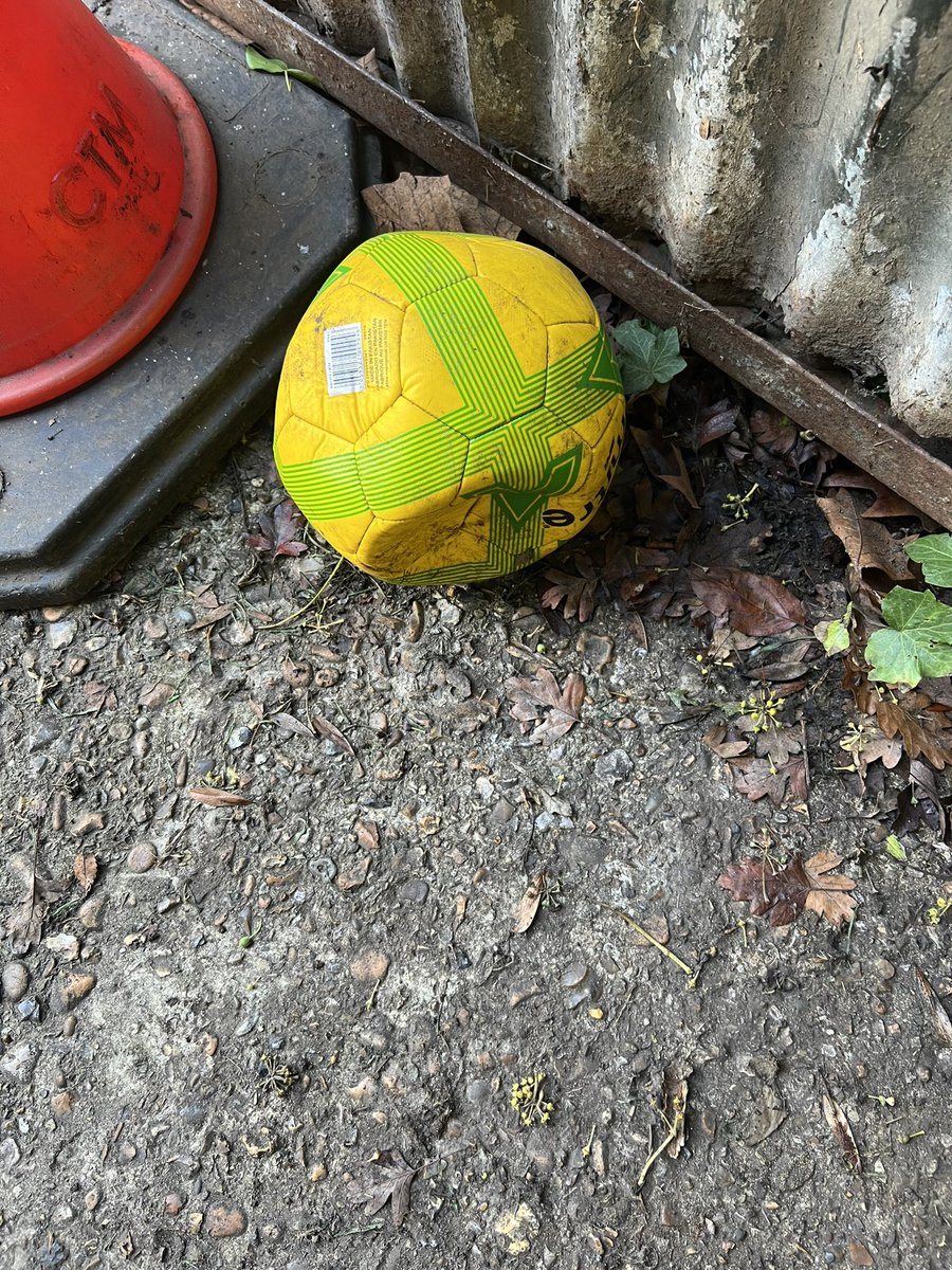 FUTSALJAM's tweet image. Futsal@jam advent calendar
Lost balls day 20
(Sorry for the hiatus gripped by flu)