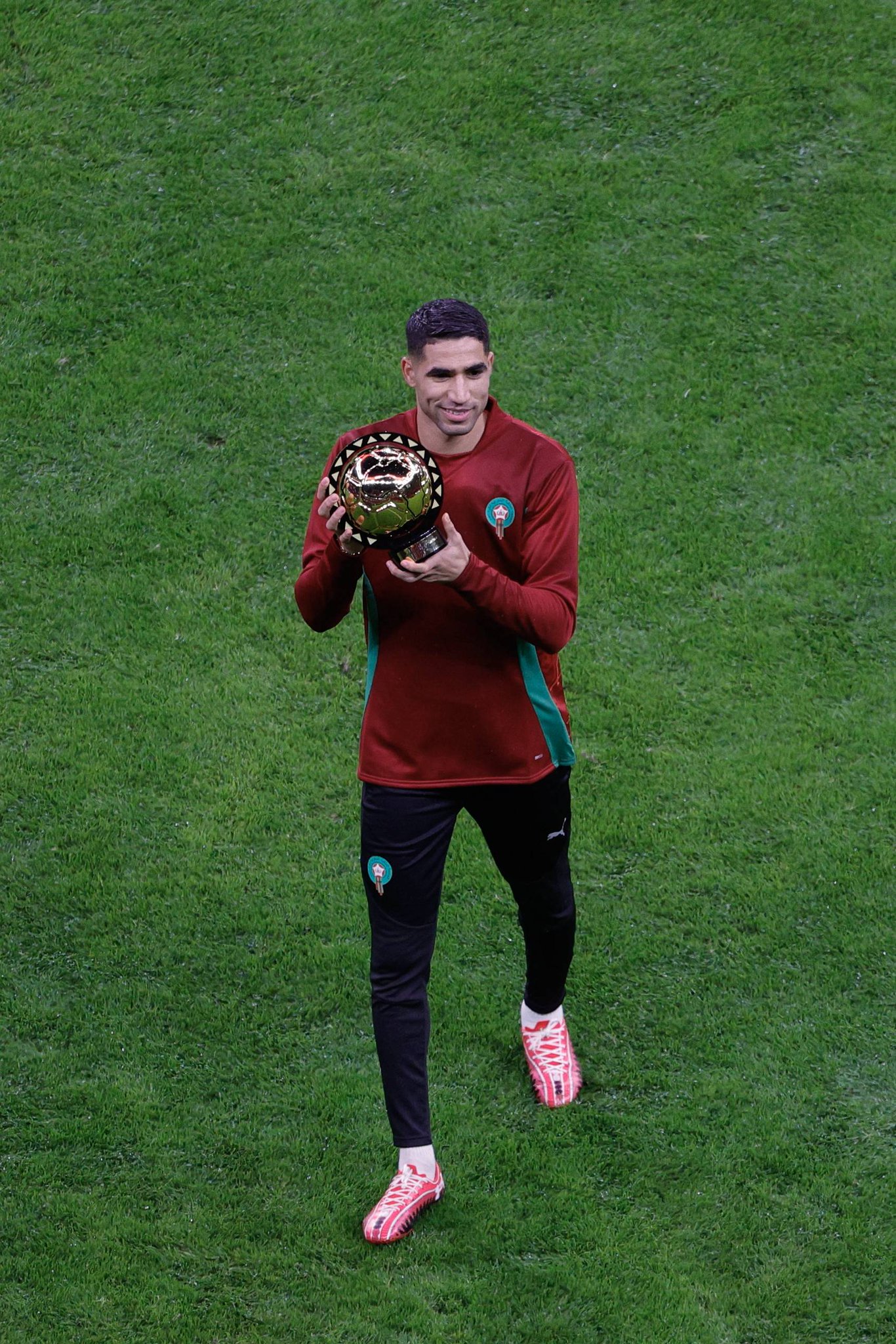 النجم المغربي أشرف حكيمي يستعرض جائزة أفضل لاعب أفريقي أمام الجماهير، قبيل انطلاق مباراة "أسود الأطلس" وجزر القمر، لحساب المجموعة الأولى من #كأس_أمم_أفريقيا 