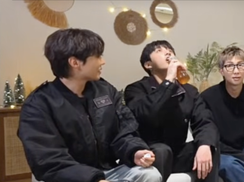 joon_lovebot's tweet image. every weird thing hobi tastes goes to jungkook so he can check if its poison or confirm it tastes weird 😭😭😭

hobi: (drinks weird tea) 
jungkook: it's peach tea

hobi: eat weird boungbang
jungkook: its matcha