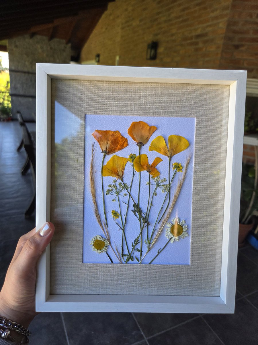 Hice un cuadrito con unas florcitas que junté en la patagonia🥰 qué les parece?