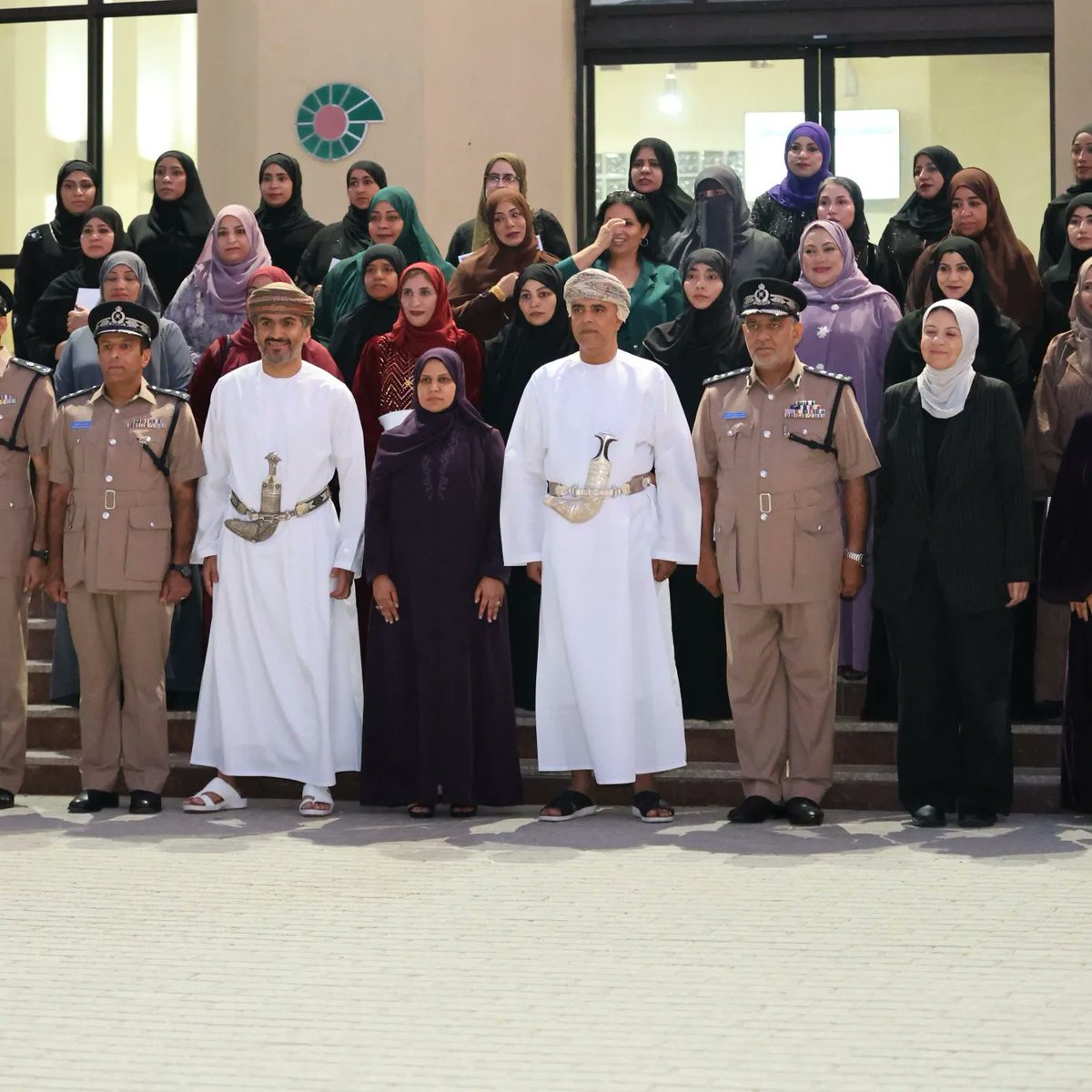 OmanRoadSafety1's tweet photo. شهد معهد السلامة المرورية مساء الخميس 18 ديسمبر الجاري احتفال الجمعية بتخريج المشاركات في #برنامج_السياقة_الوقائية_للمرأة
 وذلك تحت رعاية المكرم د. عامر بن ناصر المطاعني الرئيس التنفيذي للمؤسسة التنموية @OmanLNG
وبحضور العميد علي بن سليم الفلاحي مدير عام المرور https://t.co/vsc1XQnWkt