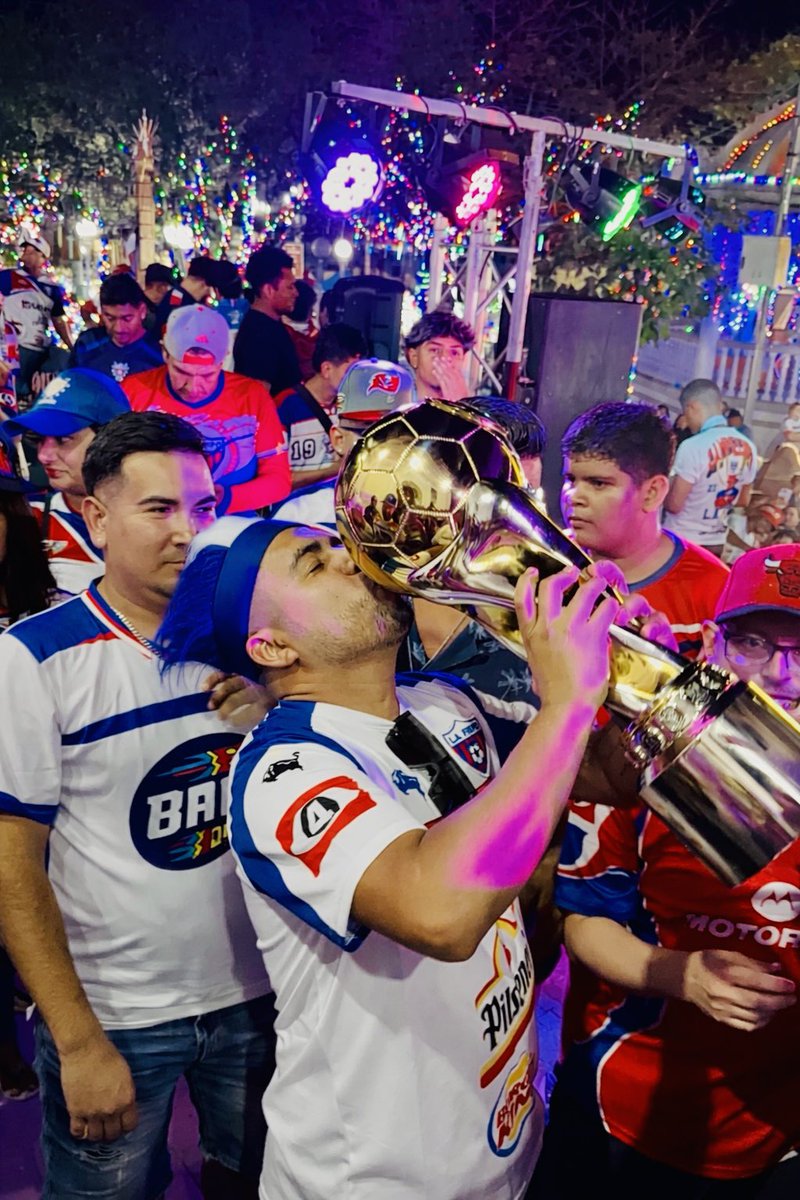 El Corcho_™🇳🇱🐂 tweet media