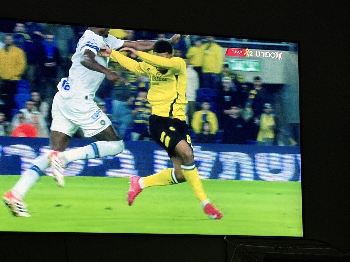 לא ראיתי הופעה כזו מאז ישראל כהן.
תחפשו אדום באתרי ההימורים, לא תופתעו.