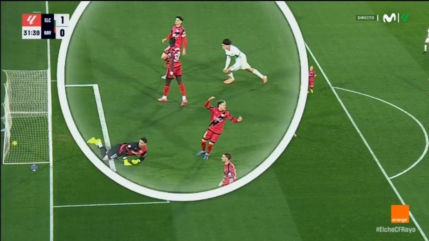 elchiringuitotv's tweet photo. 🤕 Así fue la lesión de Héctor Fort tras celebrar su gol. #LALIGAEASPORTS 

❌ Se marchó con molestias en su hombro izquierdo. https://t.co/xPSxWY3fmx