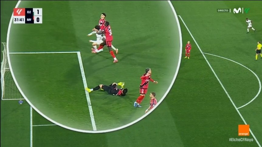 elchiringuitotv's tweet photo. 🤕 Así fue la lesión de Héctor Fort tras celebrar su gol. #LALIGAEASPORTS 

❌ Se marchó con molestias en su hombro izquierdo. https://t.co/xPSxWY3fmx