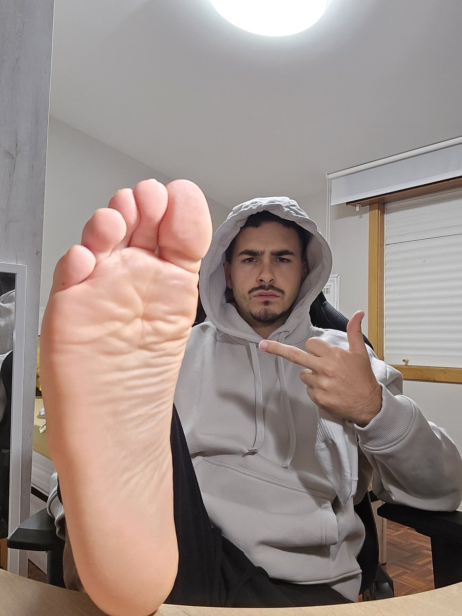 AlphaDres's tweet image. Take a $niff boy. 
#feetfetısh #feet #FinDom #findomuk #findomgod #cashdrain #cashmaster #pies #socks #paypig