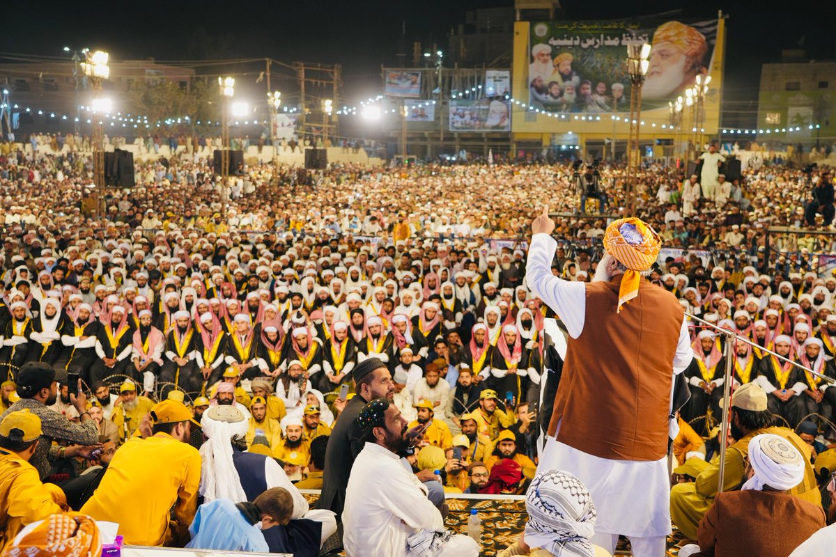 لیاری کراچی:قائد جمیعت مولانا فضل الرحمٰن مدظلہ تحفظ مدارس دینیہ کنونشن سے خطاب کر رہے ہیں۔
#LiyariWithMaulana