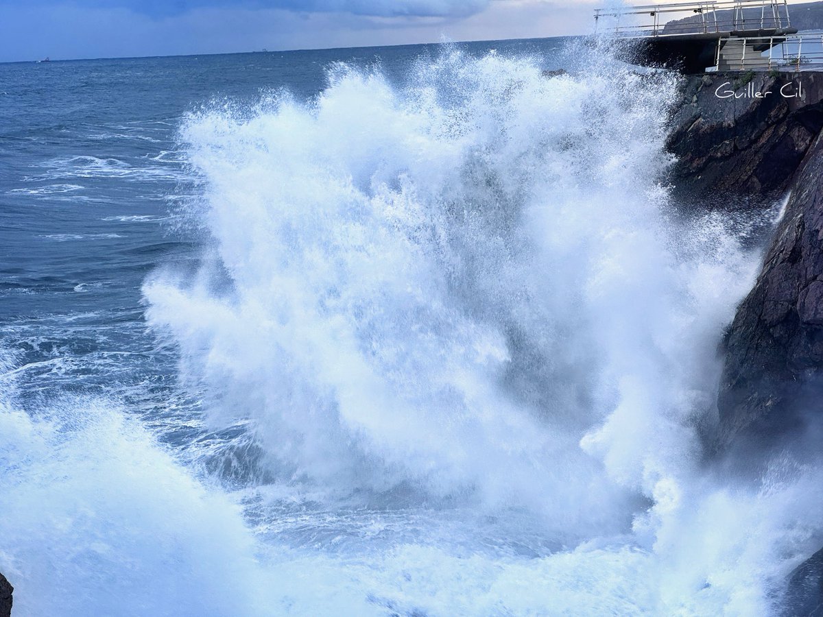 GuillerCil's tweet image. Y el invierno llegó con ímpetu 😅
Fuerte marejada en el Cantábrico.
#Salinas #Castrillón #Asturias.