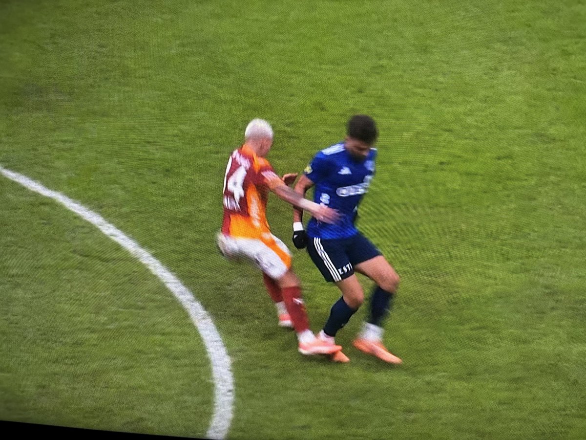 Lucas Torreira, Süper Lig kariyerinde oynadığı 152 maçta hiç kırmızı kart görmedi.