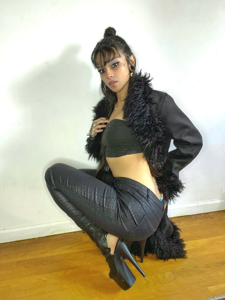 lunamoonrivas's tweet image. Favorite outfit everr🐈‍⬛🌜✨