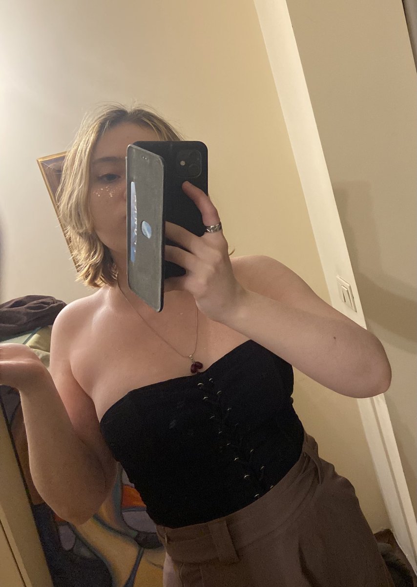 покраду mirror selfies 2025 ибо oh well

(и почти все предсказуемо тятральное)