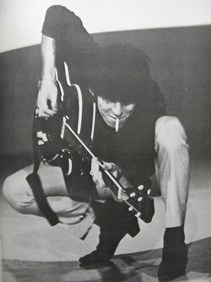 brunolovesblur's tweet image. i love it when you can actually see murdoc in keith richards' pictures