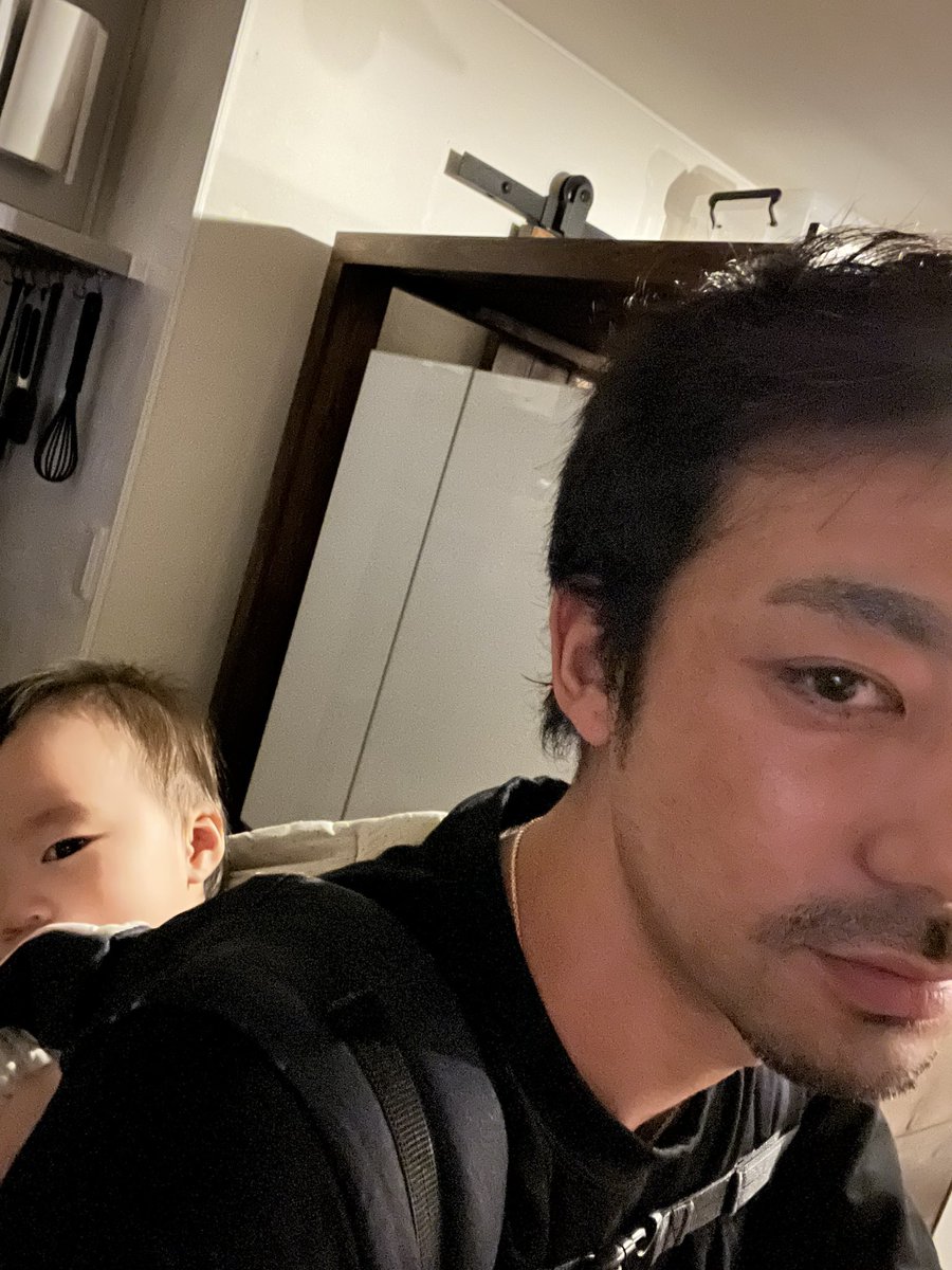 朝4時のおんぶはほんときついのよ…
おれの体力が残り1%なのに、こいつの左手がおれの服を握りしめてて元気をくれるから体力が1%から増えもしないし減りもしないし…
電池残量1%で充電しながら使われてるスマホの気分。

＃夜泣き ＃子育て